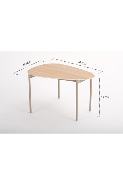 Ein dreibeiniger Holztisch mit abgerundeten Kanten ist auf weißem Hintergrund abgebildet; die Maße sind mit 43,7 cm, 59,7 cm und 35,7 cm angegeben.