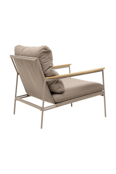 Ein moderner Loungesessel mit Metallgestell, Armlehnen aus Holz und dicken beigen Kissen, dargestellt von hinten vor einem weißen Hintergrund.