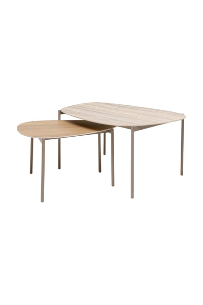 Zwei moderne Nisttische mit Metallbeinen, einer rund und hellbraun, der andere rechteckig und etwas höher, in einer helleren Holzausführung.