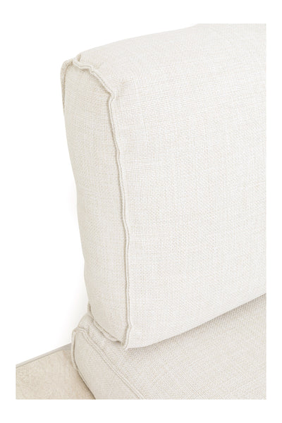 Nahaufnahme eines Sofakissens aus hellbeigem, strukturiertem Stoff mit sichtbaren Nähten und Absteppungen.