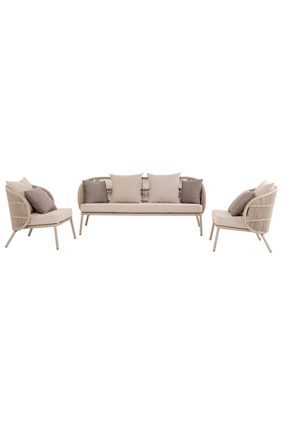 Beigefarbenes Outdoor-Möbelset mit einem Dreisitzer-Sofa und zwei Sesseln, jeweils mit Seildetails und mehreren grauen und beigen Akzent-Kissen.