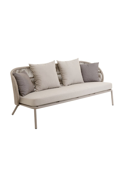 Modernes beigefarbenes Sofa mit Metallgestell, Seilrückenlehne und fünf großen Kissen - drei beige und zwei grau.