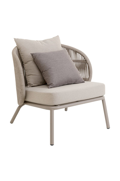 Moderner Loungesessel ohne Armlehnen mit hellbeigem Kissen, taupefarbenem Gestell, geflochtener Rückenlehne und zwei Kissen, einem beigen und einem grauen.