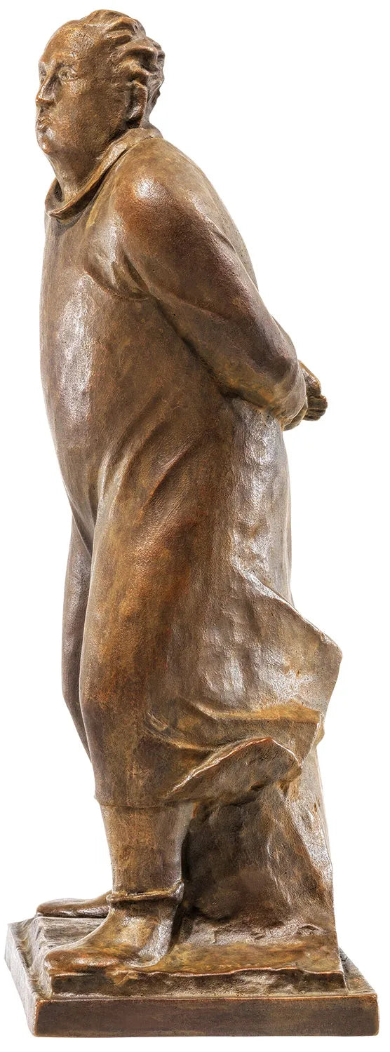 Bronzestatue einer stämmigen Person mit Händen auf dem Rücken, auf einem quadratischen Sockel stehend, mit wallendem Mantel.