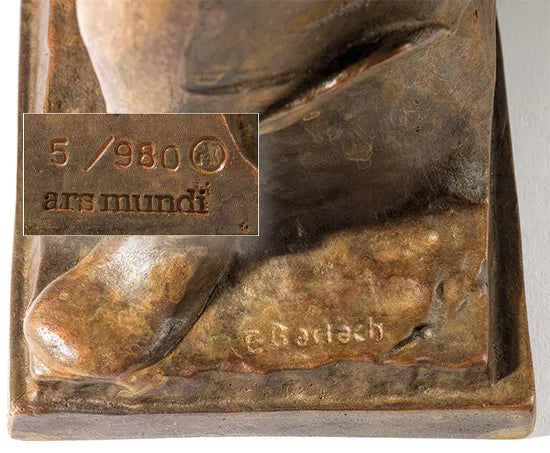 Nahaufnahme des Sockels einer Bronzeskulptur mit Editionsnummer, ars mundi und eingravierter Signatur des Künstlers.