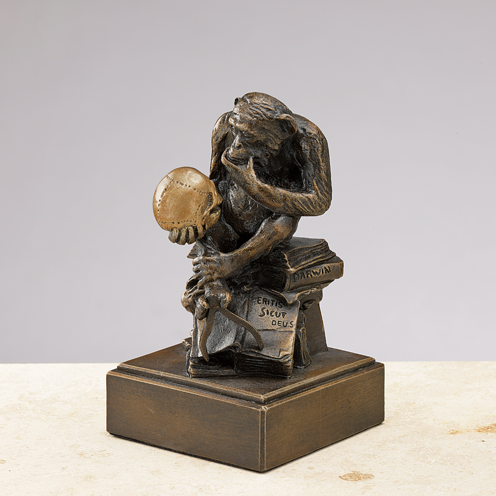 Eine Kunstbronze-Statue eines Schimpansen, der mit einem menschlichen Schädel nachdenkt, sitzend auf Büchern: Wolfgang Hugo Rheinholds „Affe mit Schädel“ (1892-93).