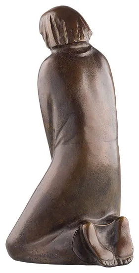 Bronzeskulptur einer knienden Figur mit gesenktem Kopf und kurzem Haar, von hinten dargestellt.