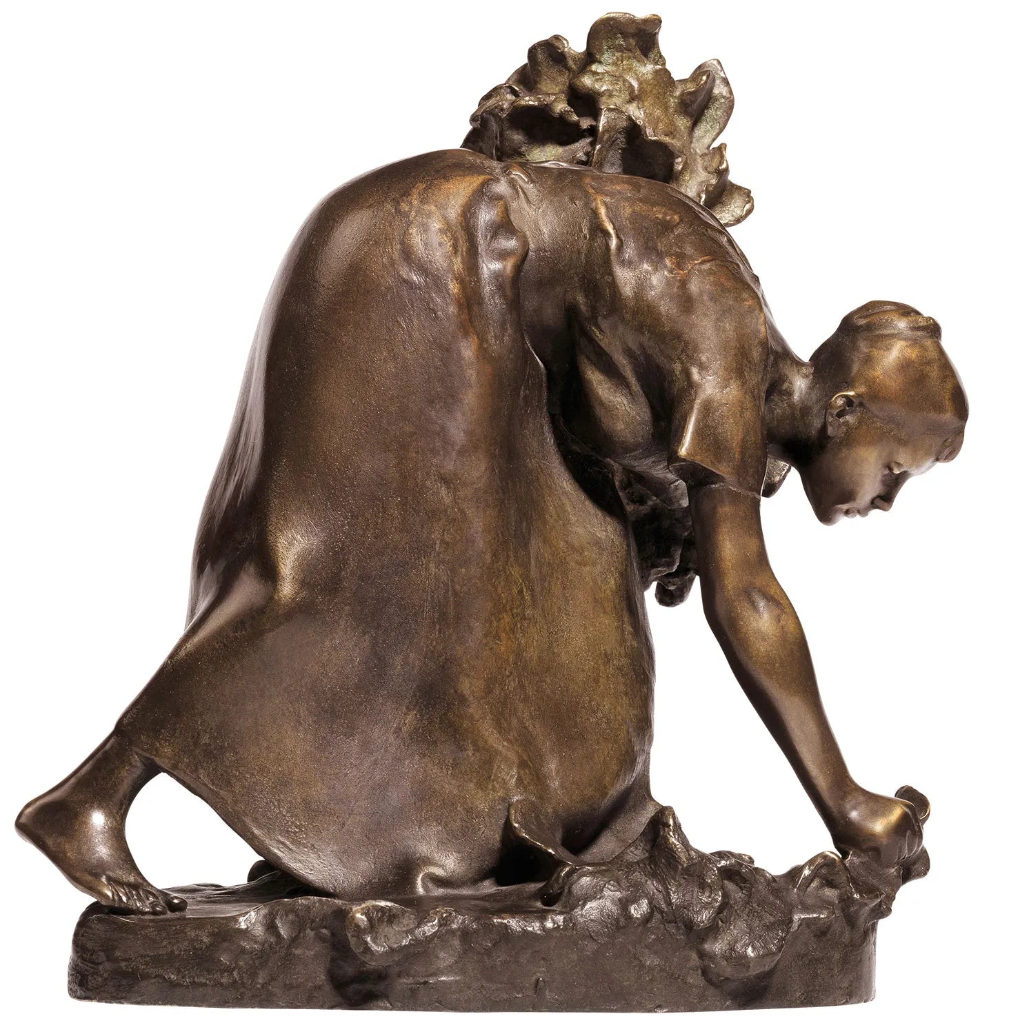 Bronzeskulptur einer Frau, die sich bückt und mit einer Hand nach dem Boden greift.