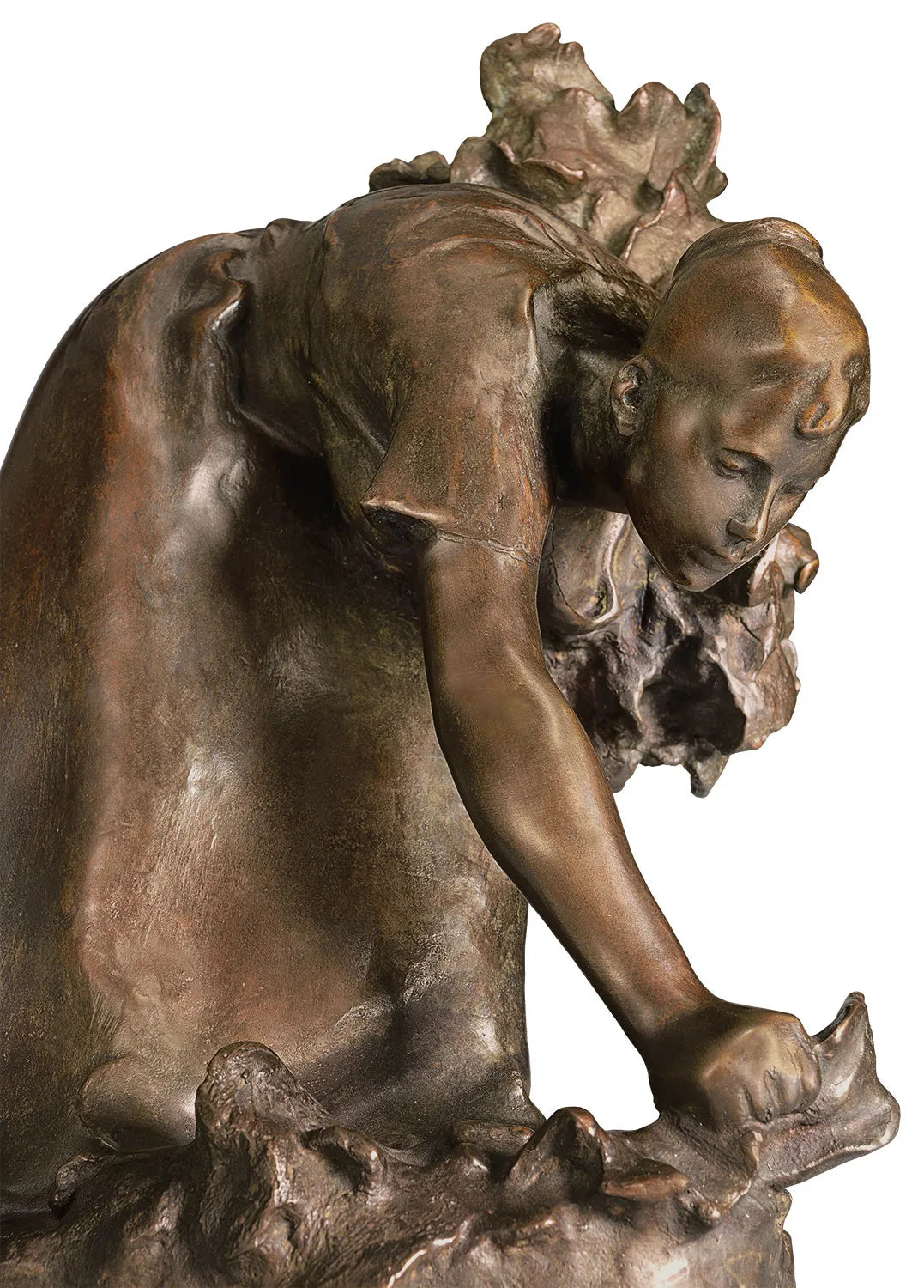 Bronzeskulptur eines Mädchens, das sich nach vorne beugt und mit dem rechten Arm nach unten greift, auf einem strukturierten Sockel.