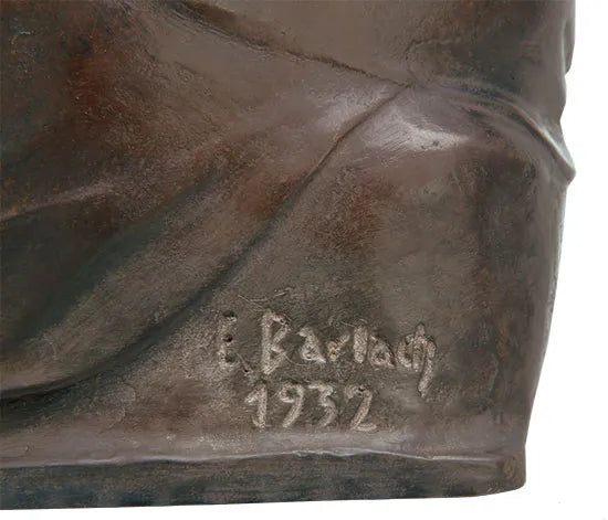 Nahaufnahme einer Bronzeskulptur, auf deren Oberfläche die Signatur E. Barlach 1932 eingraviert ist.