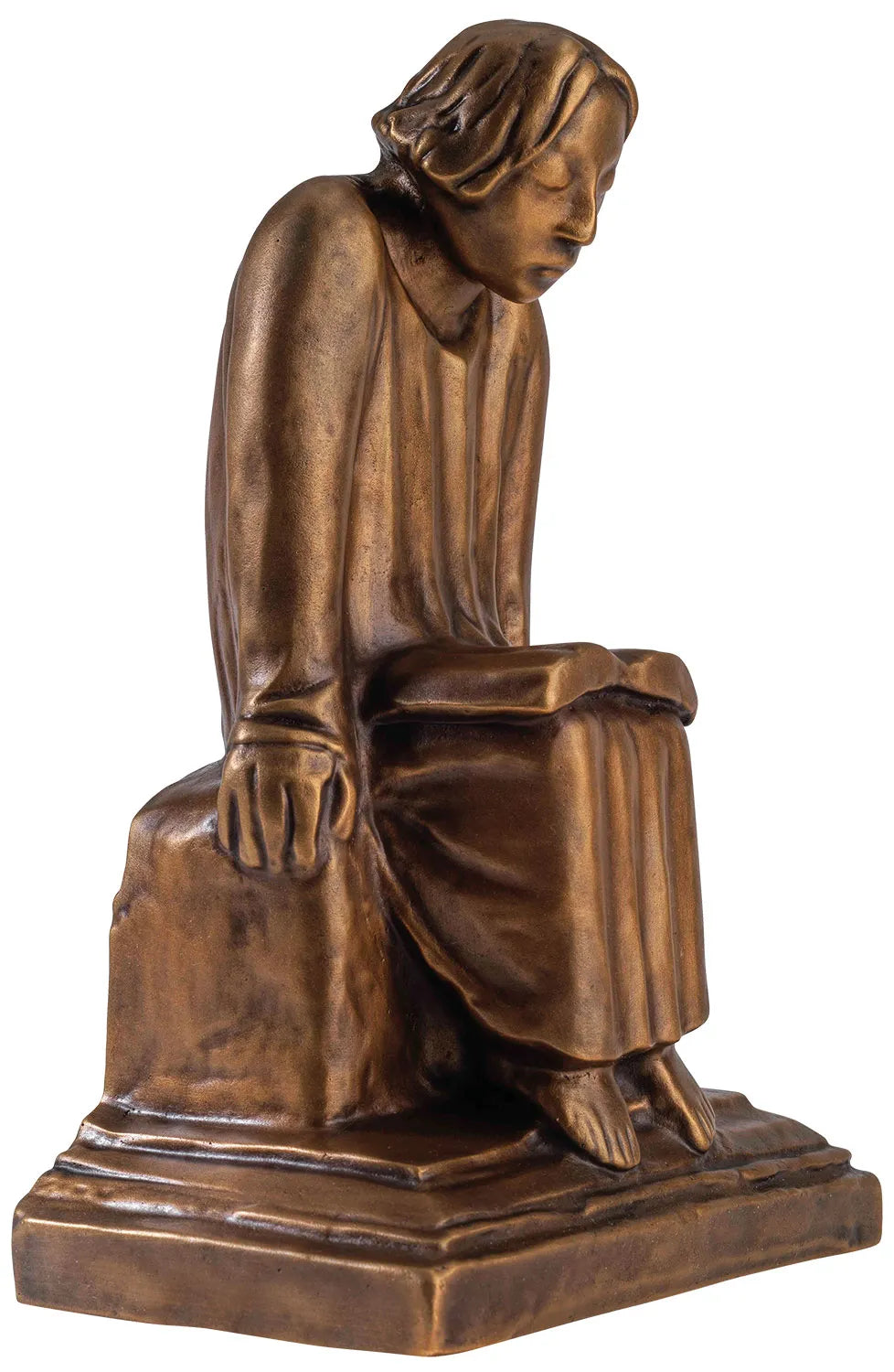 Bronzeskulptur einer sitzenden, barfüßigen Figur, die mit nachdenklicher Miene ein Buch liest.