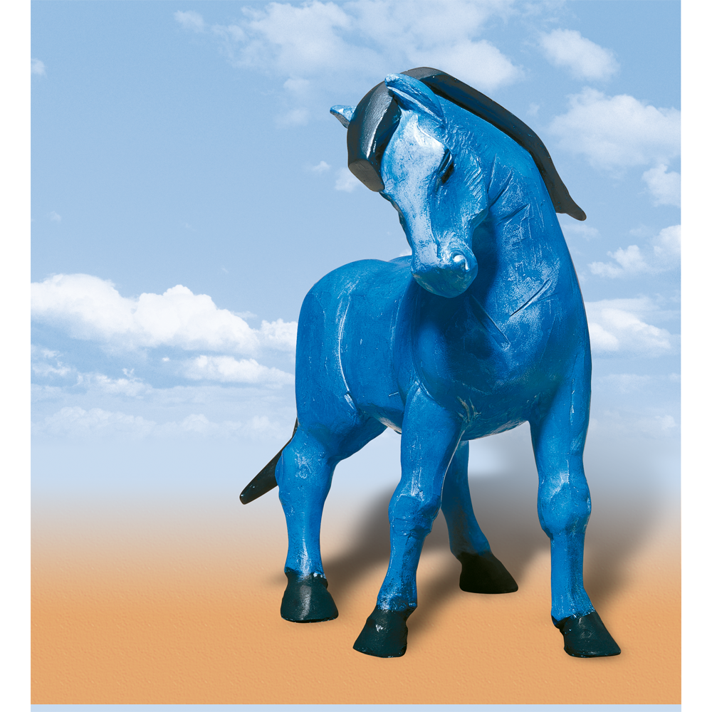 Eine blaue Pferdestatue steht auf Sand mit einem strahlend blauen Himmel und Wolken im Hintergrund.