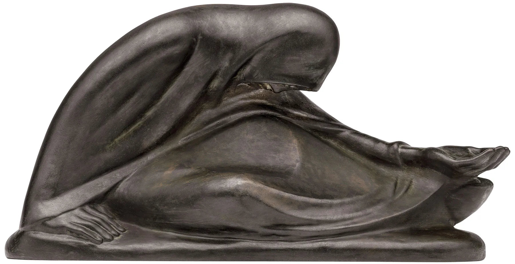 Eine vermummte, gesichtslose Bronzefigur sitzt mit ausgestreckter Hand in einer kummervollen, gebeugten Haltung.