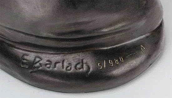 Sockel einer Bronzeskulptur, beschriftet mit "E. Barlach" und nummeriert "51/980 - K".