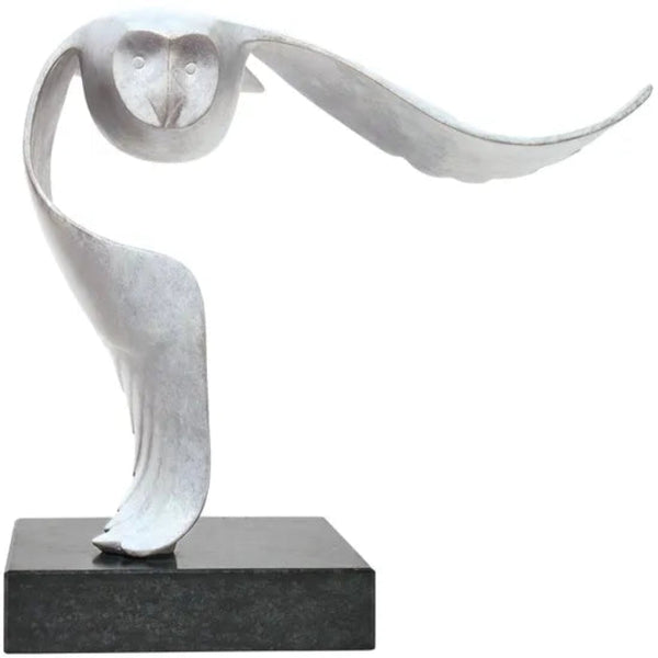 Silberne abstrakte Eulenskulptur mit ausgebreiteten Flügeln, montiert auf einem schwarzen rechteckigen Sockel.