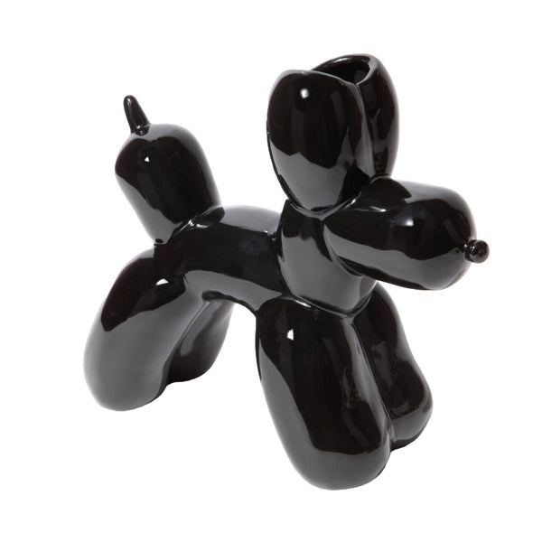 Eine glänzende schwarze Skulptur, die einem Ballonhund ähnelt, mit glatter Oberfläche und übertriebenen Gesichtszügen, die vor einem schlichten weißen Hintergrund stehen.