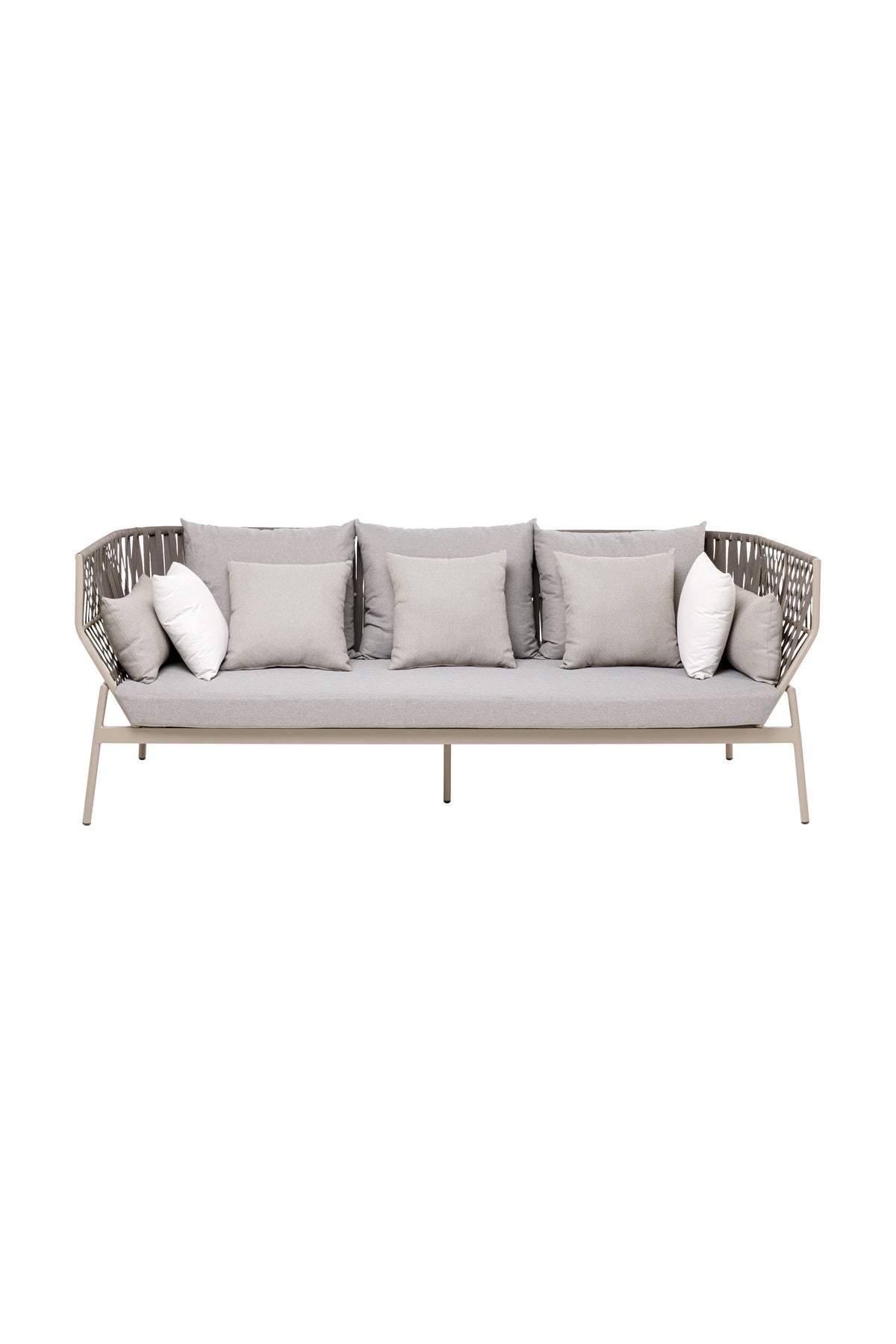 Ein modernes, hellgraues Sofa mit Metallrahmen, mit gewebter Rückenlehne und sieben Kissen in verschiedenen Grau- und Weißtönen, isoliert auf weißem Hintergrund.