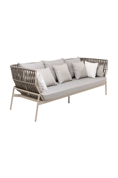 Modernes Outdoor-Sofa mit taupefarbenem Metallgestell, geflochtenen Seiten, grauem Sitzkissen und mehreren grauen und weißen Rückenkissen.