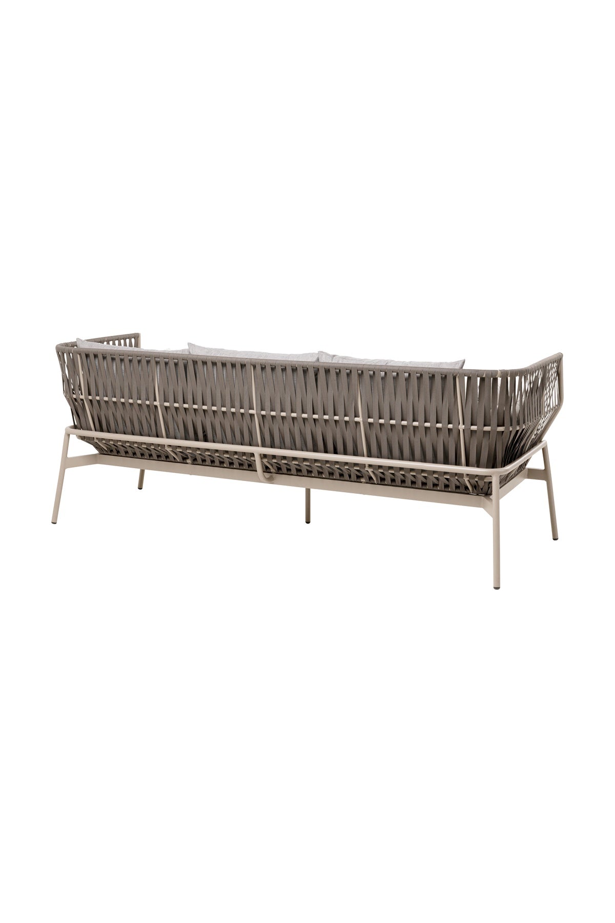 Ein beigefarbenes Outdoor-Sofa mit geflochtener Rückenlehne und Seiten, Metallrahmen und drei Sitzkissen, von hinten gesehen.