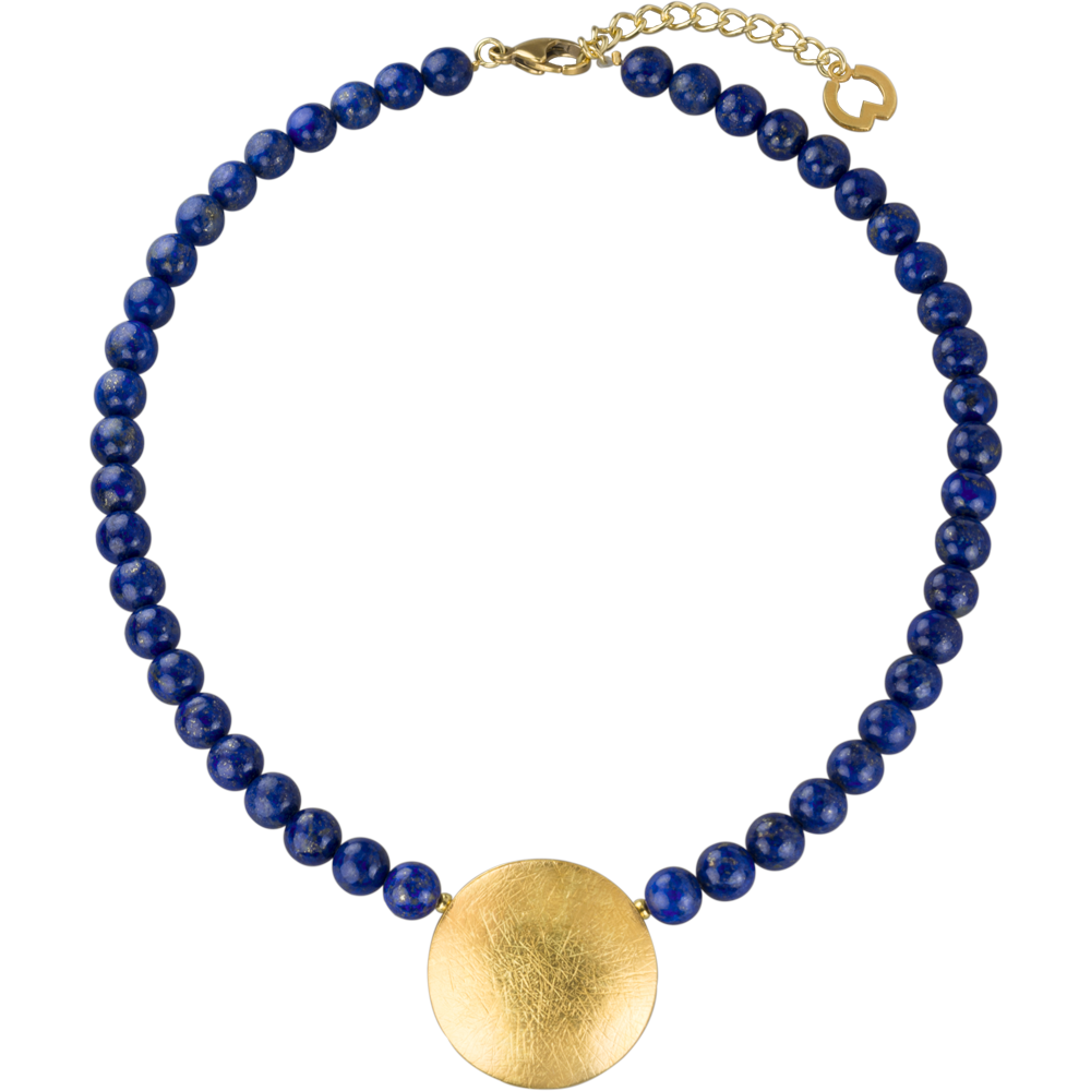 Halskette mit runden blauen Perlen und einem großen strukturierten goldenen Scheibenanhänger in der Mitte, goldenem Verschluss und Kette.