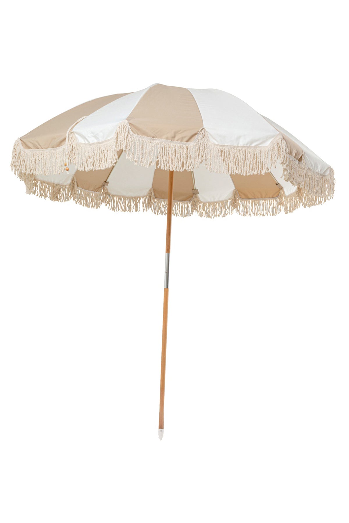 Ein beige-weiß gestreifter Sonnenschirm mit Fransenbesatz und Holzstange.