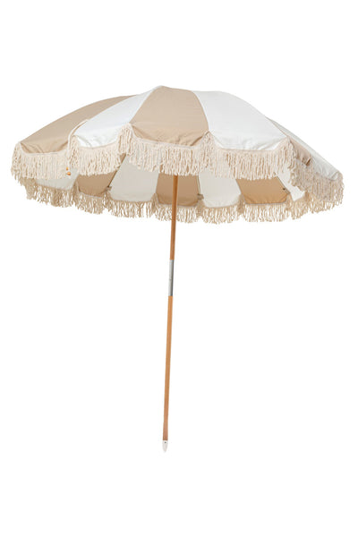 Ein beige-weiß gestreifter Sonnenschirm mit Fransenbesatz und Holzstange.