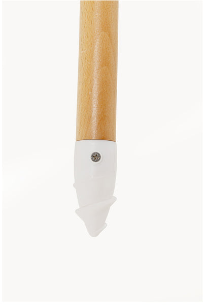 Holzgriff mit weißer Kunststoffschraubenspitze und sichtbarer Metallschraube, fotografiert vor einem schlichten weißen Hintergrund.