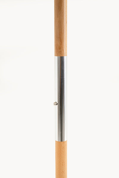 Eine Nahaufnahme eines Holzpfostens mit einem Metallverbinder in der Mitte vor einem schlichten weißen Hintergrund.