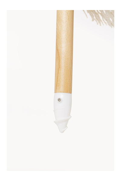 Nahaufnahme einer Holzstange mit einer weißen Kunststoffspitze, die mit einer Metallschraube befestigt ist, vor einem schlichten weißen Hintergrund.