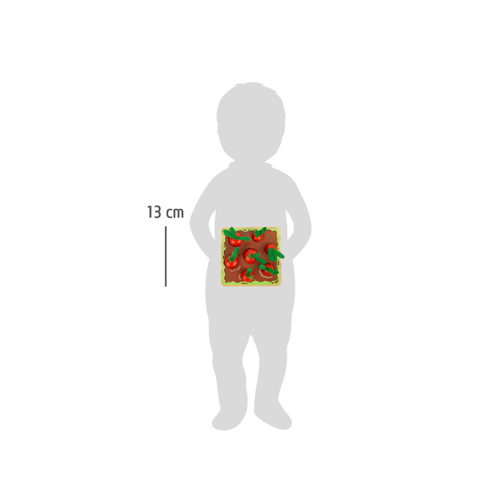 Eine Kindersilhouette zeigt auf ihrem Oberkörper den Steckspiel-Möhren, einen 13 cm großen quadratischen Drachenstein.