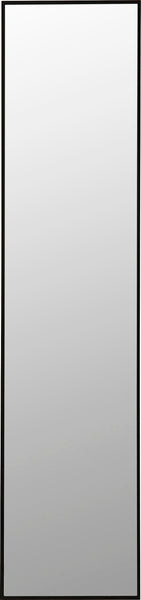 Ein großer rechteckiger Spiegel mit einem dünnen schwarzen Rahmen vor einem schlichten weißen Hintergrund.