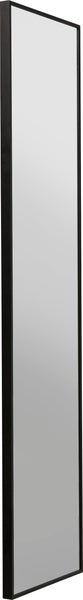 Hoher rechteckiger Spiegel mit dünnem schwarzem Rahmen, der abgewinkelt ist, um Tiefe zu zeigen.