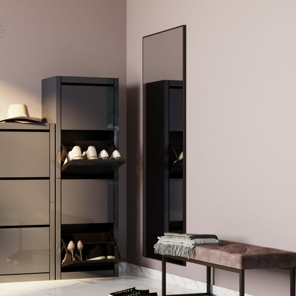 Moderner Eingangsbereich mit Schuhschränken, einem großen Spiegel und einer Bank mit einer Decke darauf.