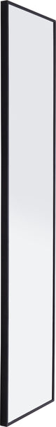 Ein hoher, rechteckiger Spiegel mit dünnem schwarzem Rahmen, aus einem Winkel gezeigt.