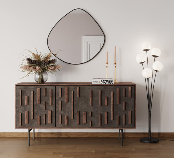 Moderner Konsolentisch mit geometrischem Muster, Vase mit Trockenblumen, Kerzen, runder Spiegel und Stehlampe.