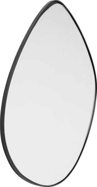 Tropfenförmiger Wandspiegel mit dünnem schwarzen Rahmen vor weißem Hintergrund.