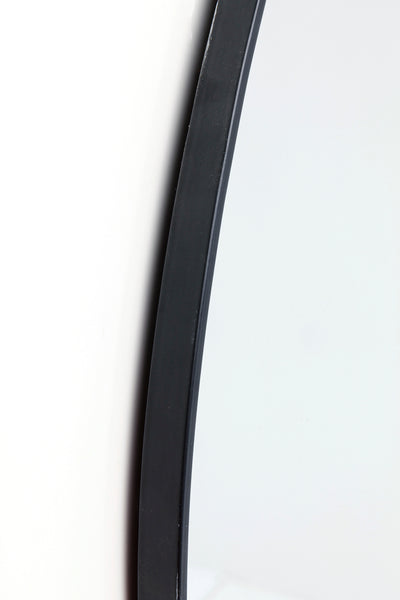 Nahaufnahme eines gebogenen schwarzen Rahmens vor weißem Hintergrund, möglicherweise Teil eines Spiegels oder eines Fensters.