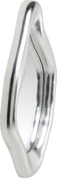 Abstrakter, silberfarbener Metallspiegel mit unregelmäßigem, gewelltem, organisch geformtem Rahmen.