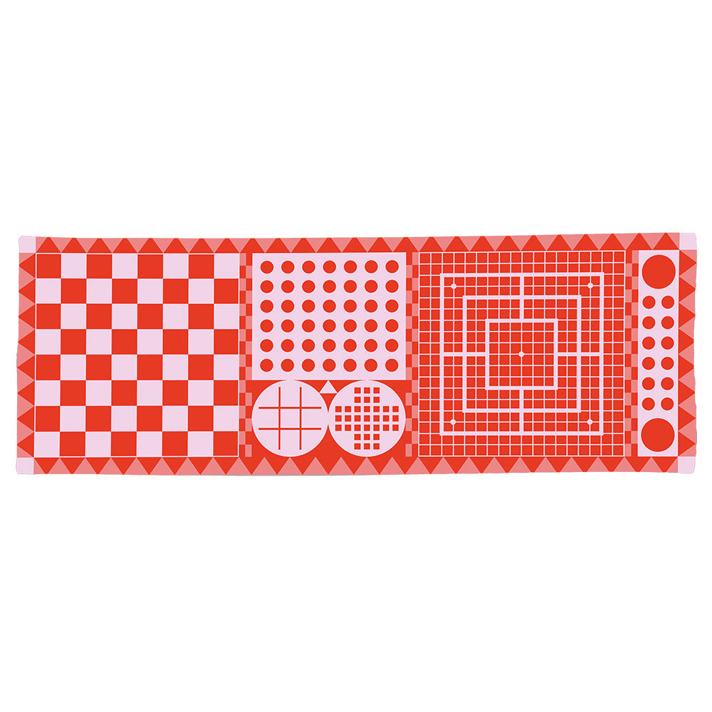 Ein rotes Badetuch  mit verschiedenen klassischen Brettspielmustern, darunter Schach, Dame und Tic-Tac-Toe.