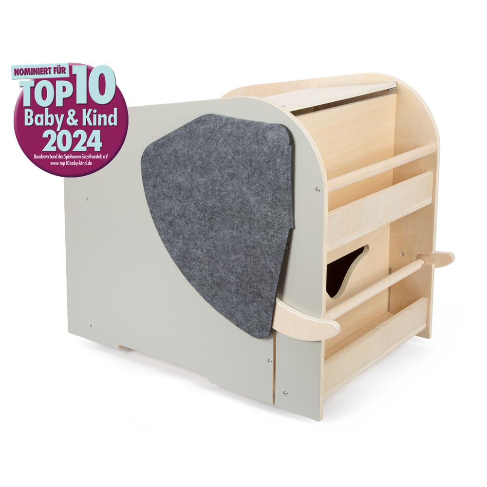 Helles Holz und graue Spielzeugbox mit Sitz und Rollen Elefant „Wildlife“, mit Ablagefächern, beschriftet mit der Aufschrift „Top 10 Baby & Kind 2024 nominiert“.