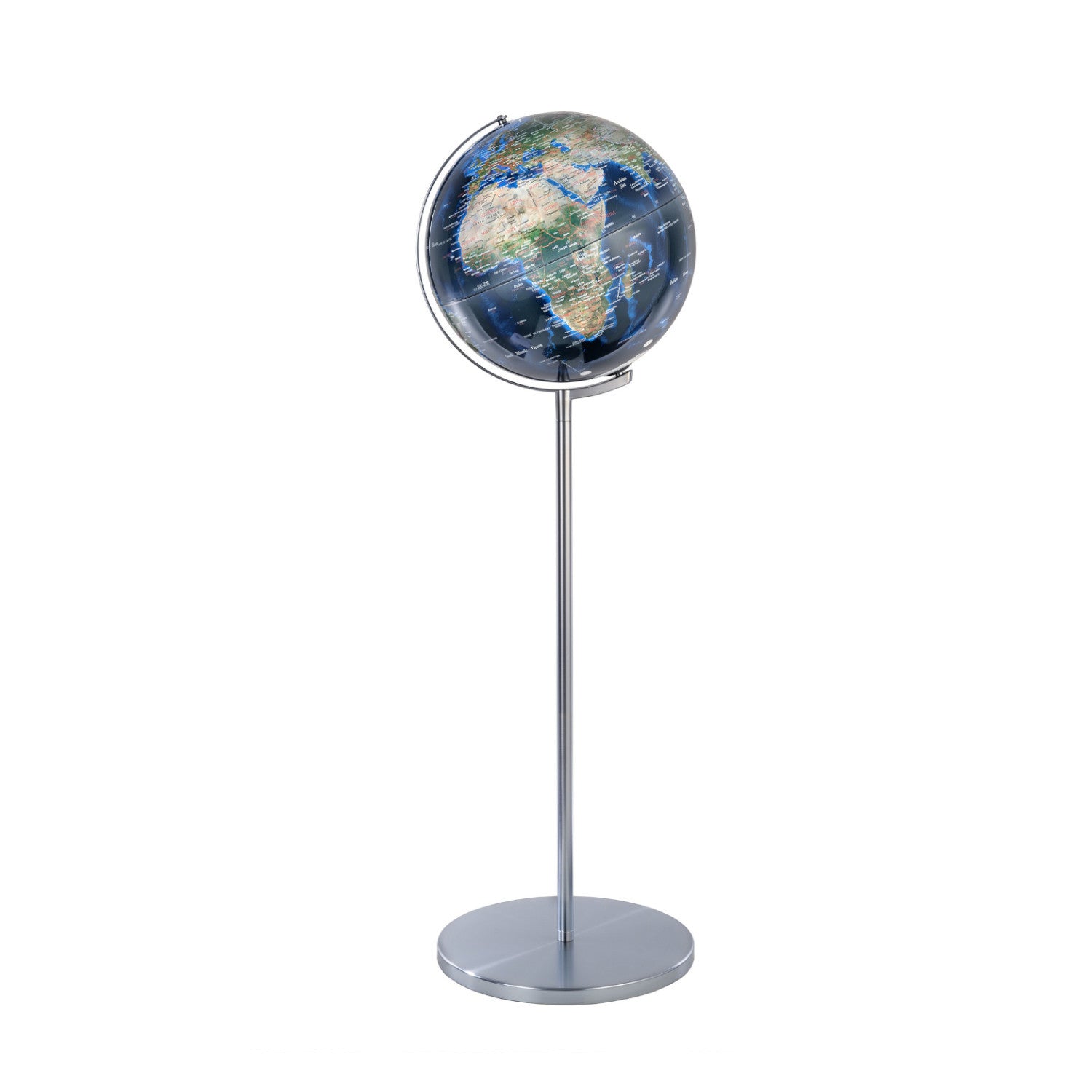 Ein Globus auf einem hohen, silbernen Metallständer, der Kontinente und Ozeane zeigt, isoliert auf weißem Hintergrund.