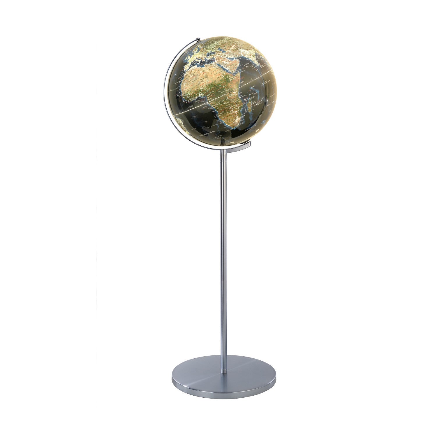 Ein stehender Globus mit silbernem Sockel und Ständer, der eine detaillierte Karte von Afrika und den umliegenden Regionen zeigt.