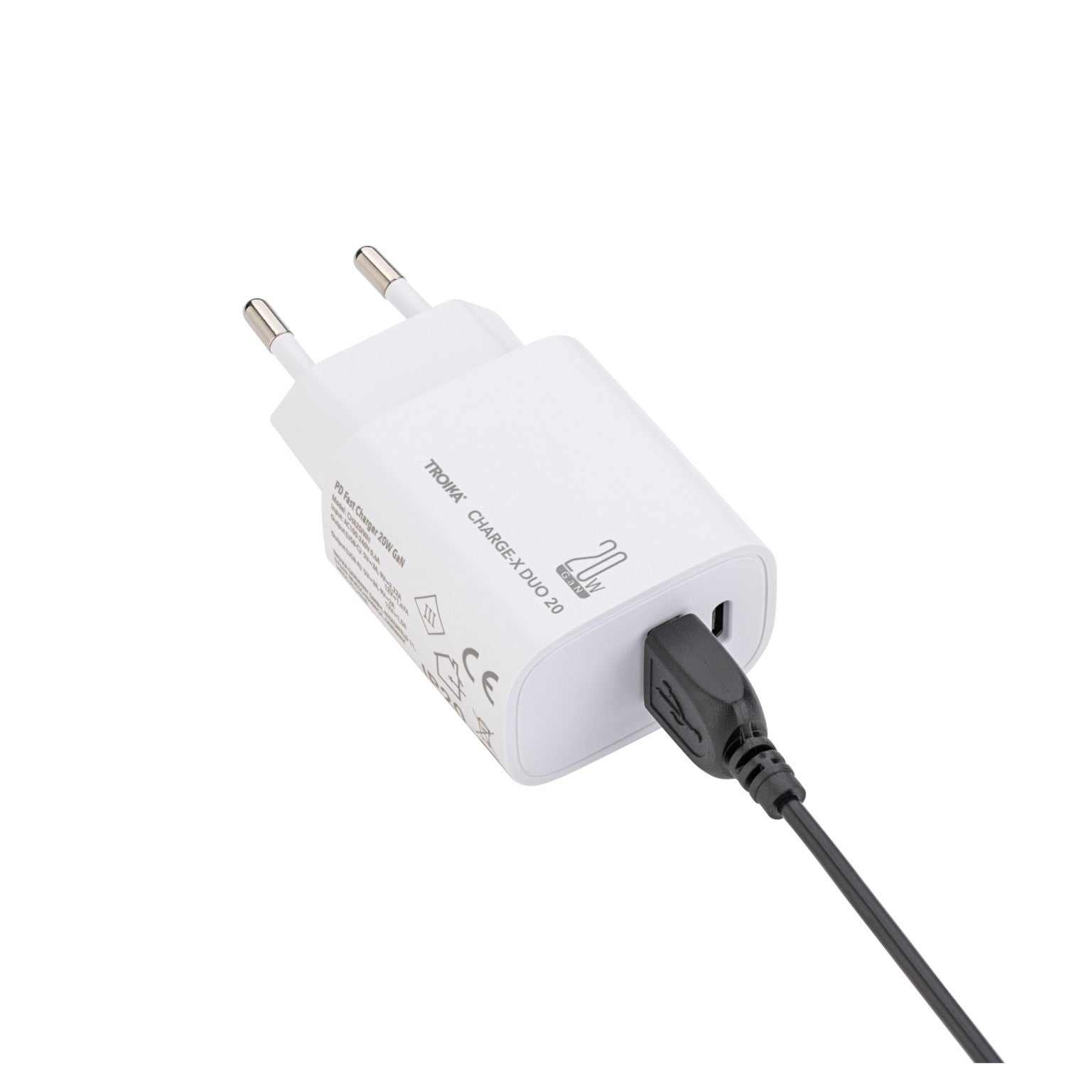Weißes Wandladegerät mit zwei runden Stiften und einem schwarzen Kabel, das in den USB-Anschluss eingesteckt ist, auf weißem Hintergrund.