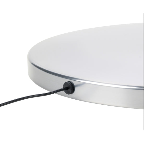 Runde, flache Metallleuchte mit einem seitlich eingesteckten schwarzen Stromkabel.