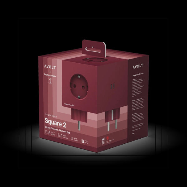 Eine kastanienbraune Schachtel mit der Aufschrift Avolt Square 2 zeigt eine Steckdosenerweiterung in Maulbeerrot mit Produktmerkmalen und minimalistischen Designelementen.