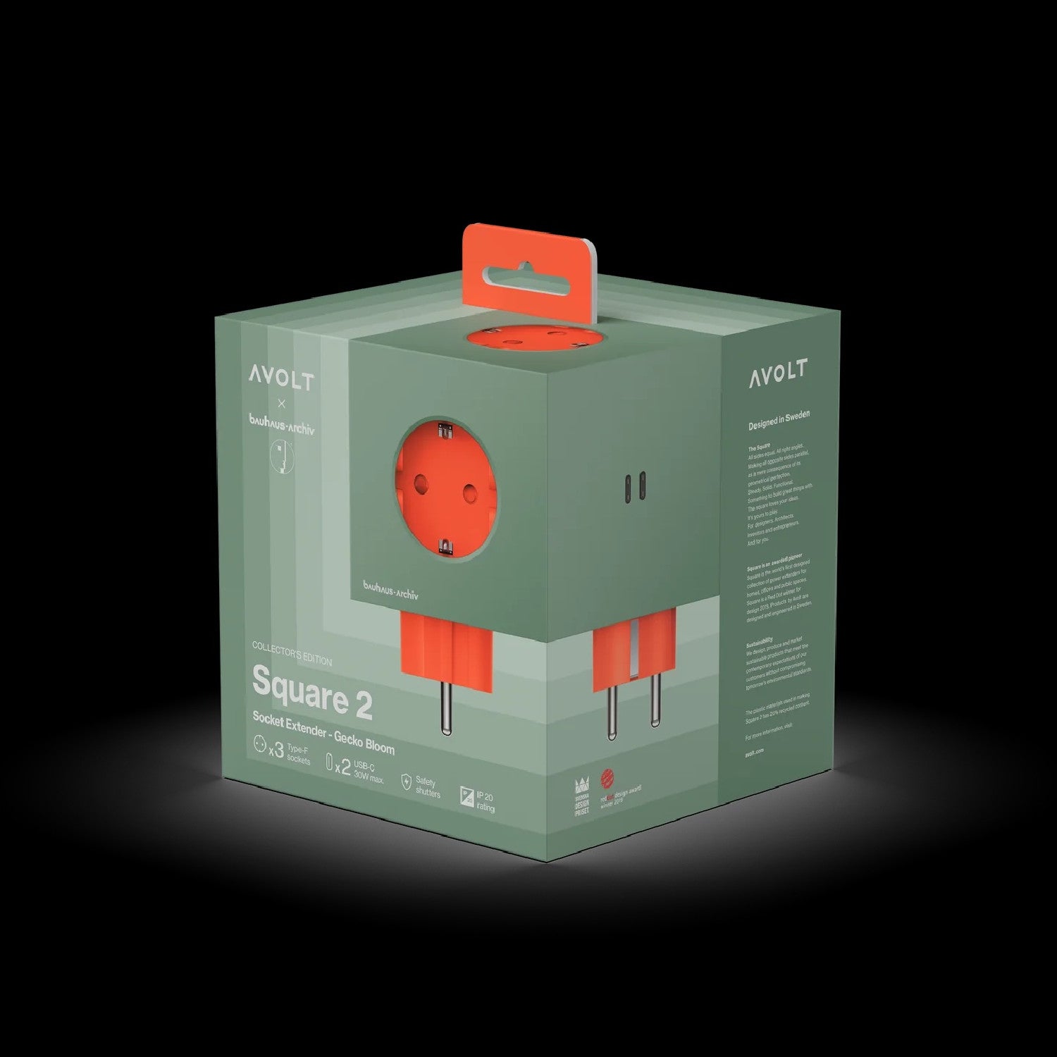 Eine grüne und orangefarbene AVOLT Square 2-Steckdosenverlängerung in ihrer Verpackung mit Produktdetails und Branding auf dunklem Hintergrund.