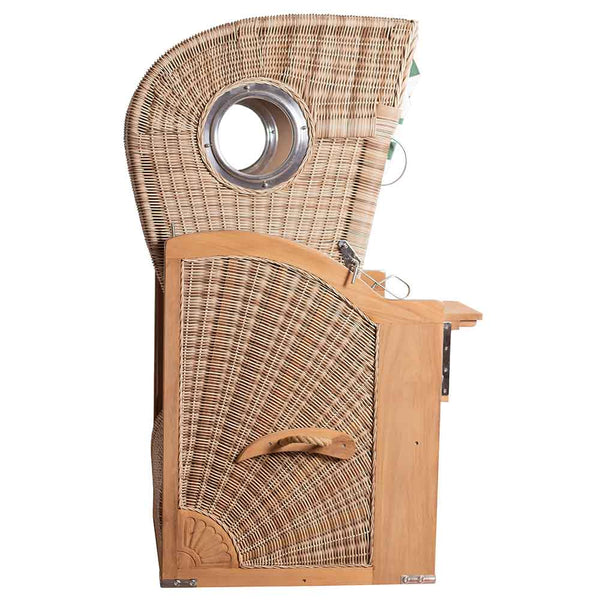 Seitenansicht eines Strandkorbs mit Holzrahmen, rundem Fenster und Armlehnen.