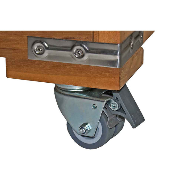 Nahaufnahme einer Metallrolle mit Bremse, die an einem Holzbein eines Möbelstücks oder Geräts befestigt ist.