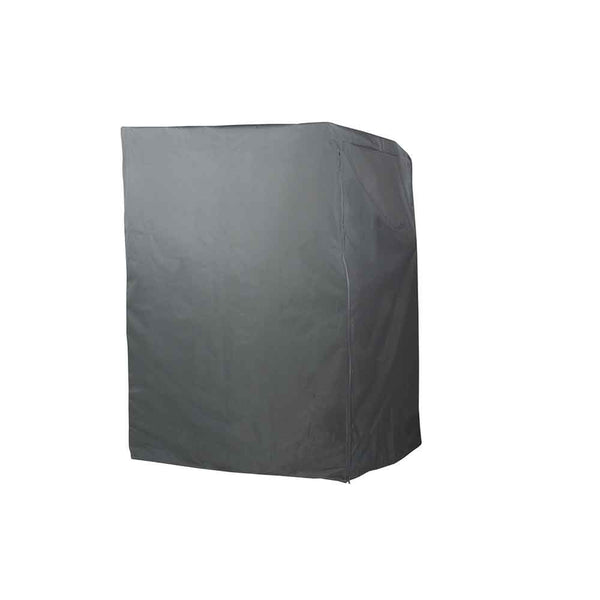 Eine graue, rechteckige Schutzabdeckung wird über ein großes Gerät oder eine Anlage gelegt.