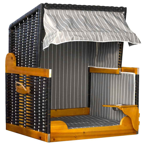 Ein Strandkorb mit Holzgestell, gestreifter Stoffkappe, integrierten Armlehnen und Beistelltisch.
